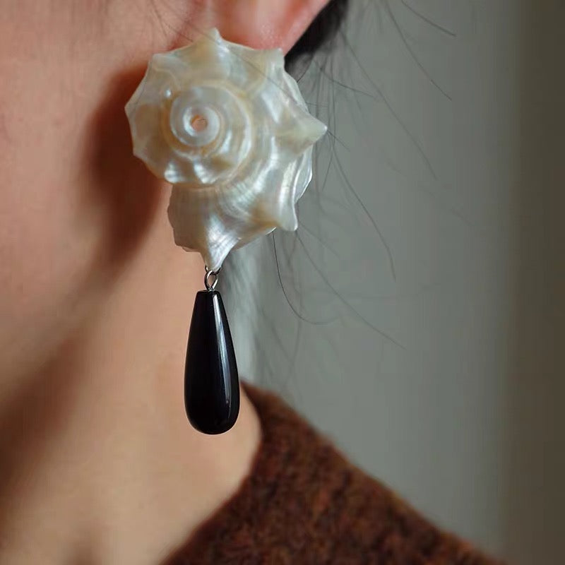 オニキスドロップス天然シェルピアス/イヤリング