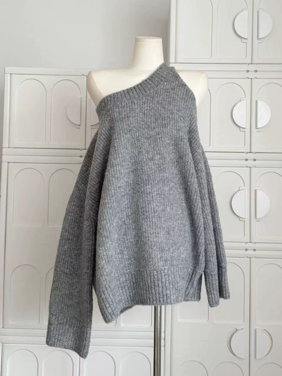 アシンメトリーオフショルダーロングセーター