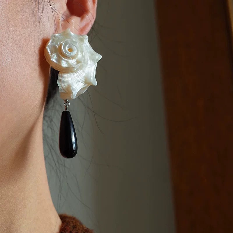 オニキスドロップス天然シェルピアス/イヤリング