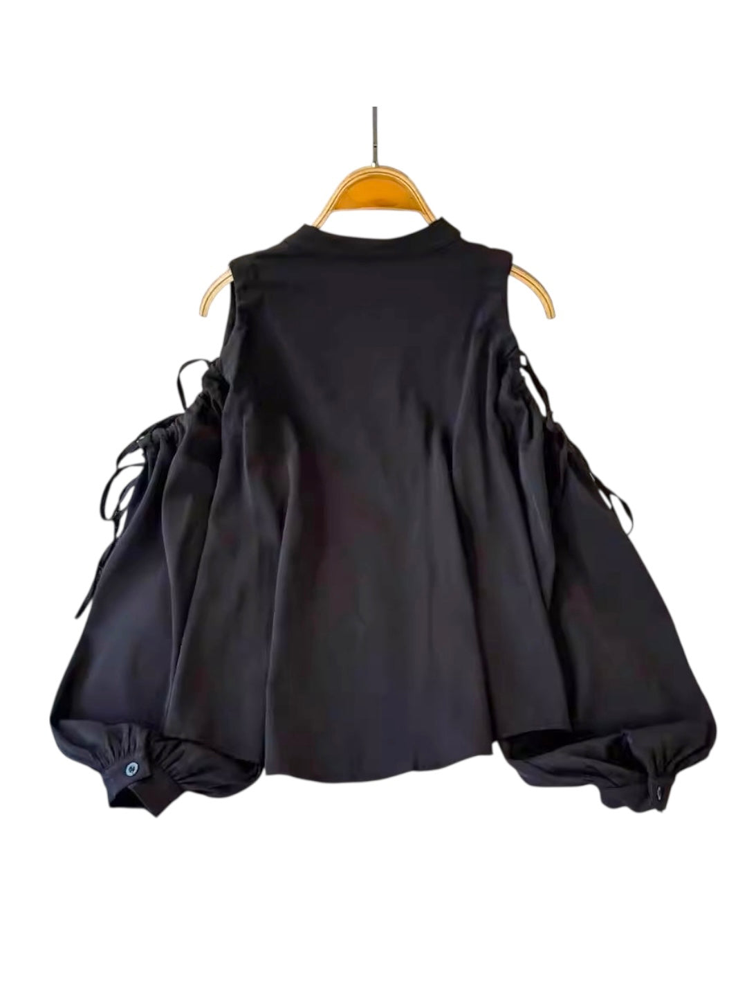 ショルダーカットアウトブラウス