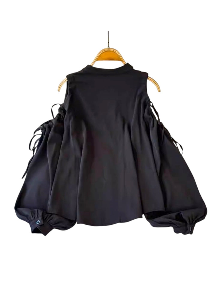 ショルダーカットアウトブラウス