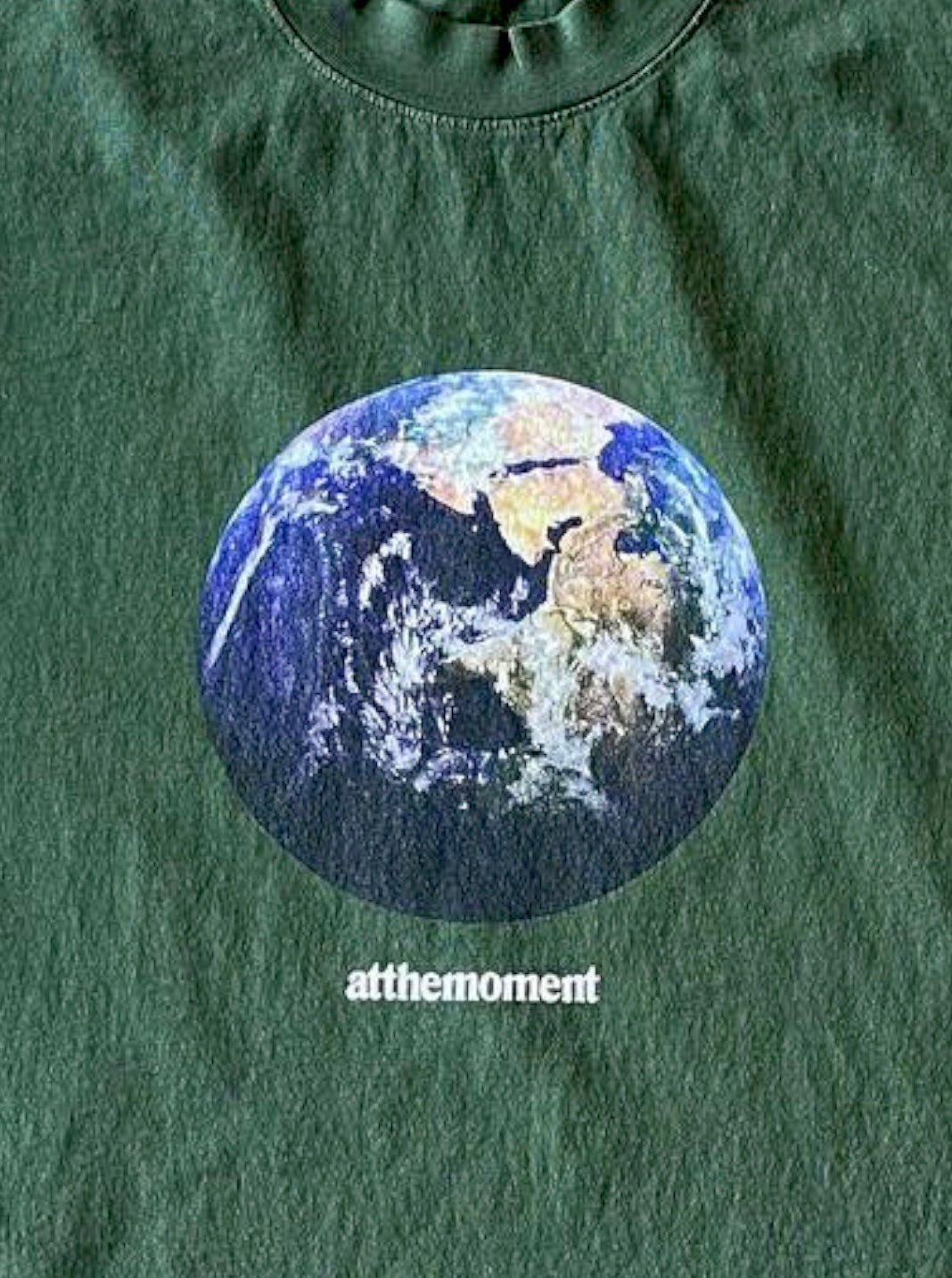 At the moment EarthプリントTシャツ