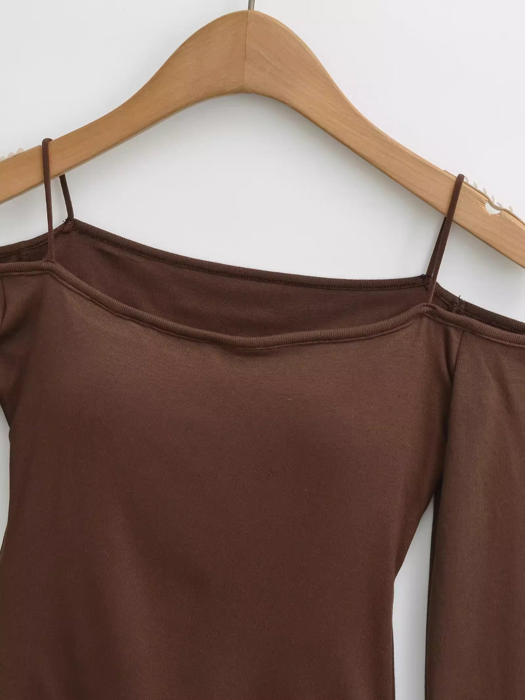 カップ付きオフショルダートップス