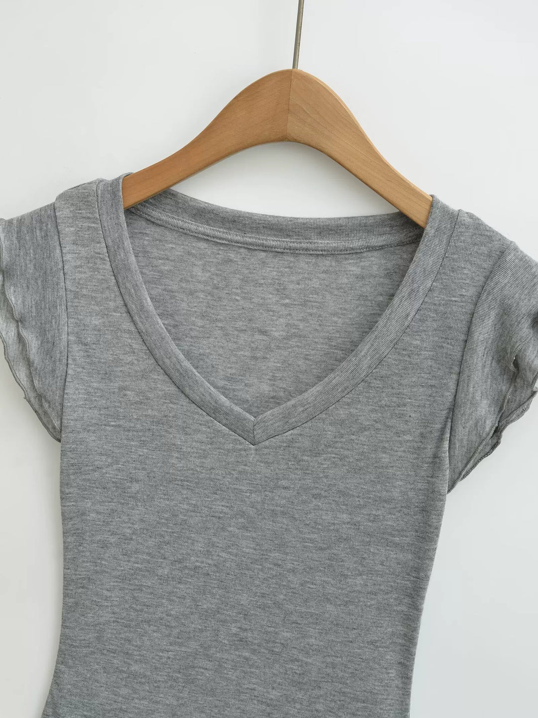 フリルスリーブソフトVネックTシャツ