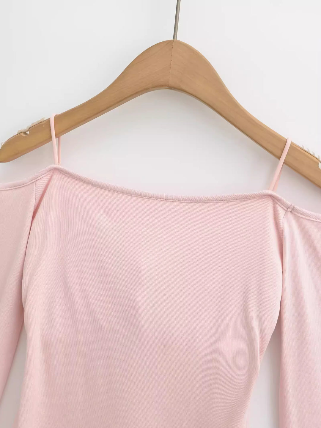 カップ付きオフショルダートップス