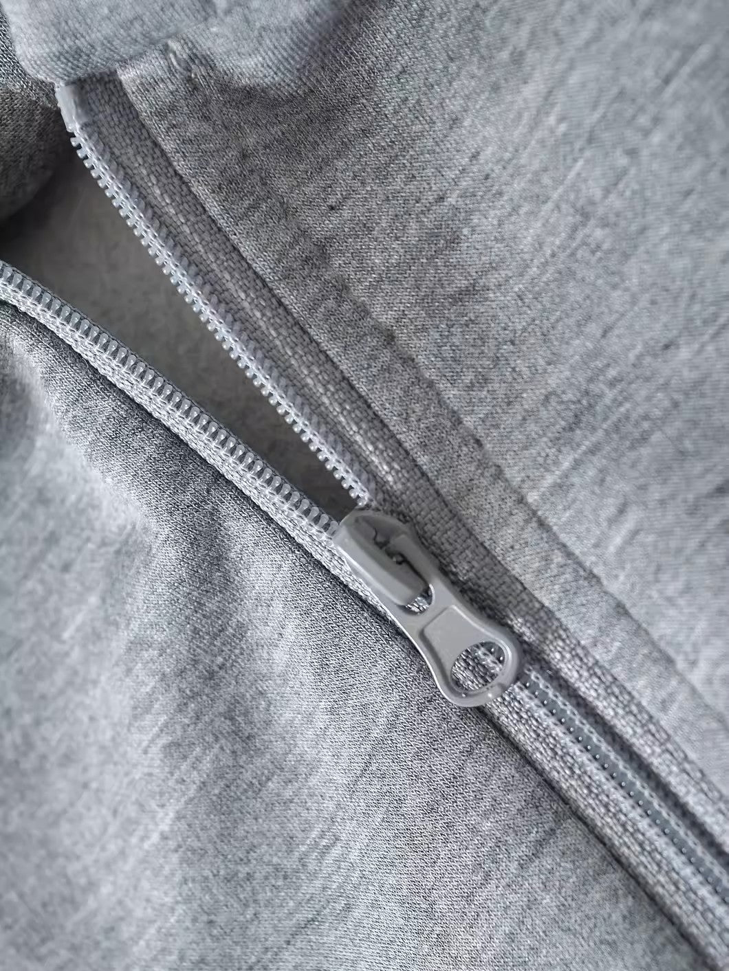 スリーブレスジップアップフーディー