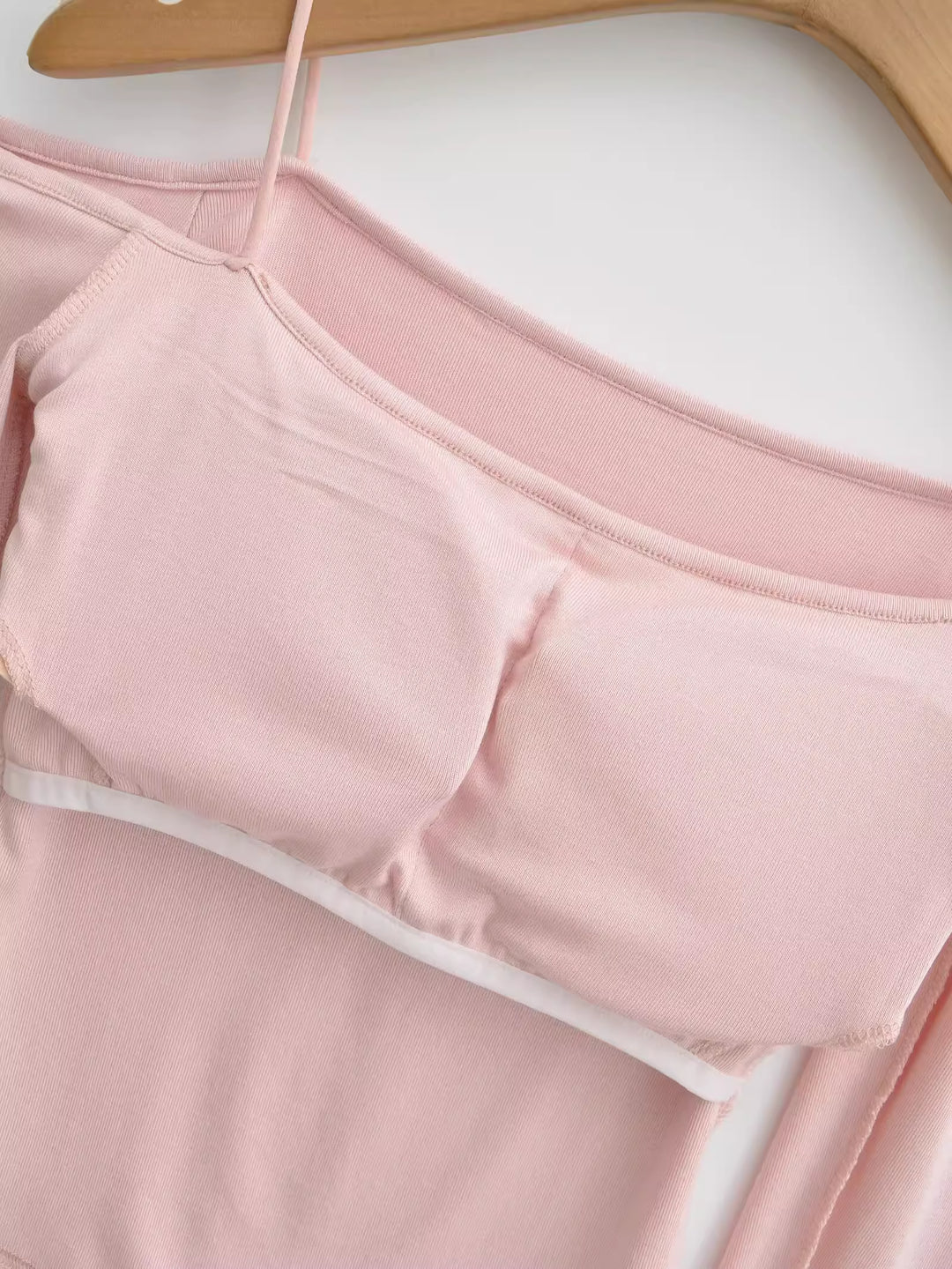 カップ付きオフショルダートップス