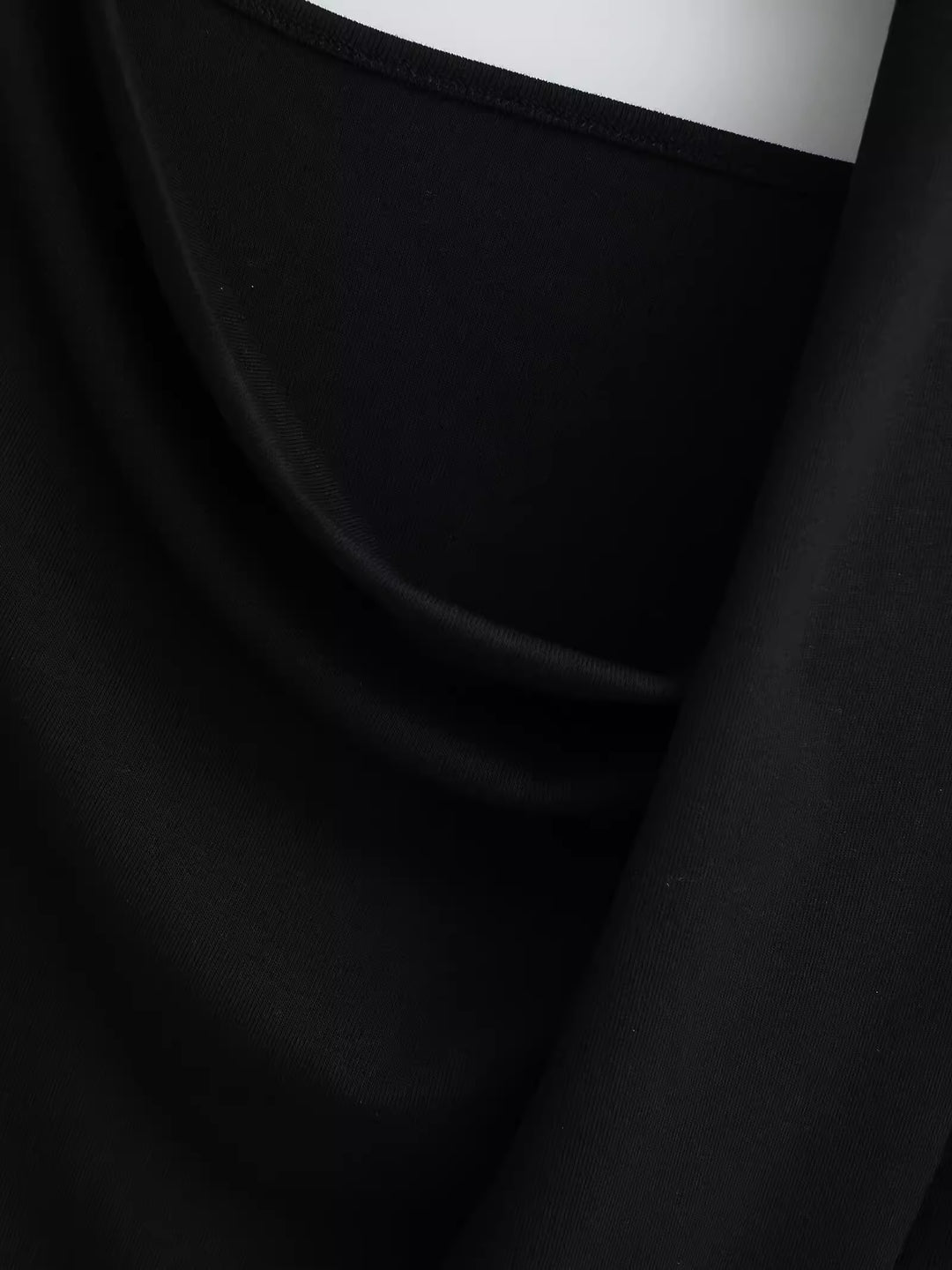 タイ付きドレープネックトップス