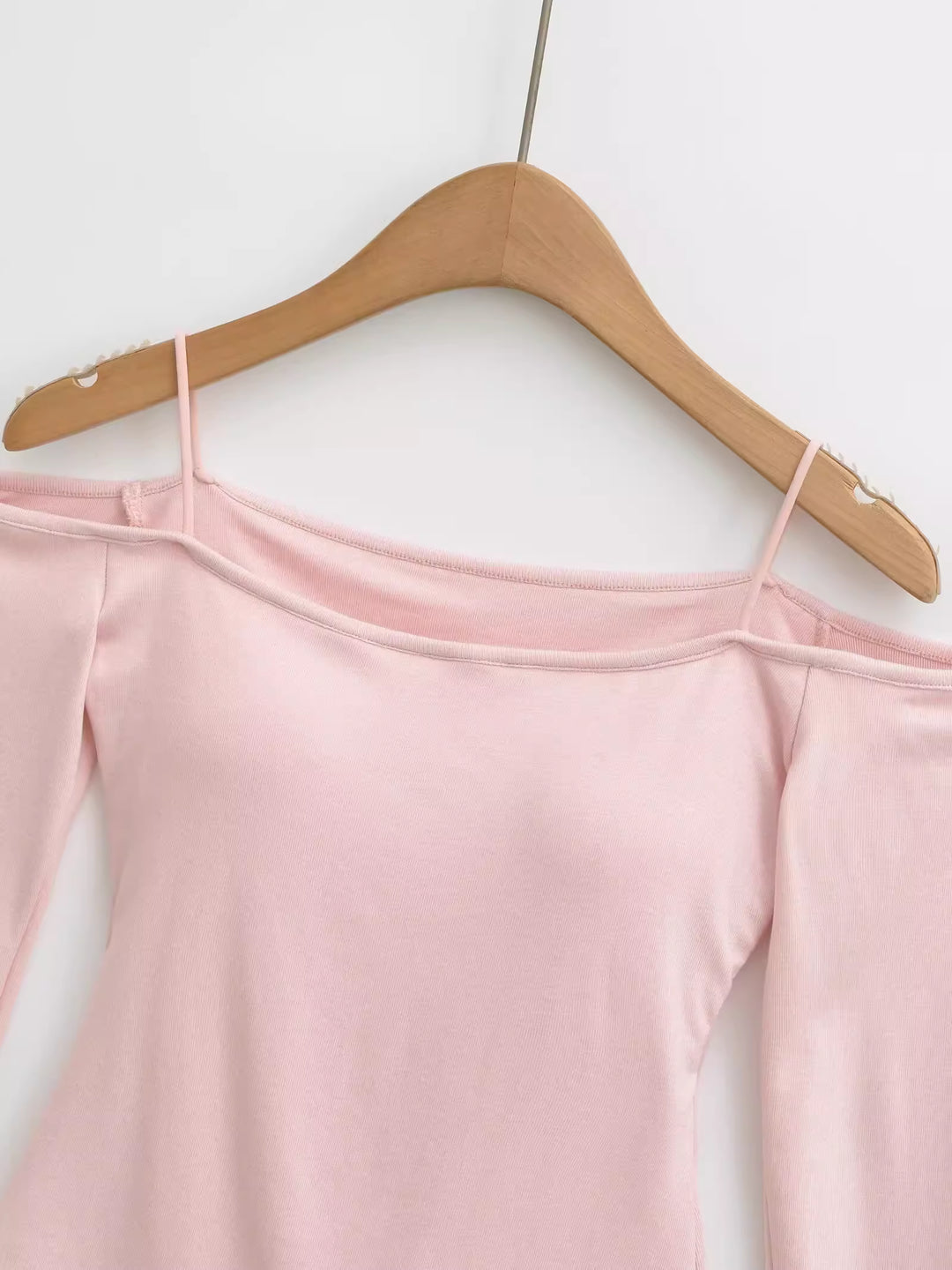 カップ付きオフショルダートップス