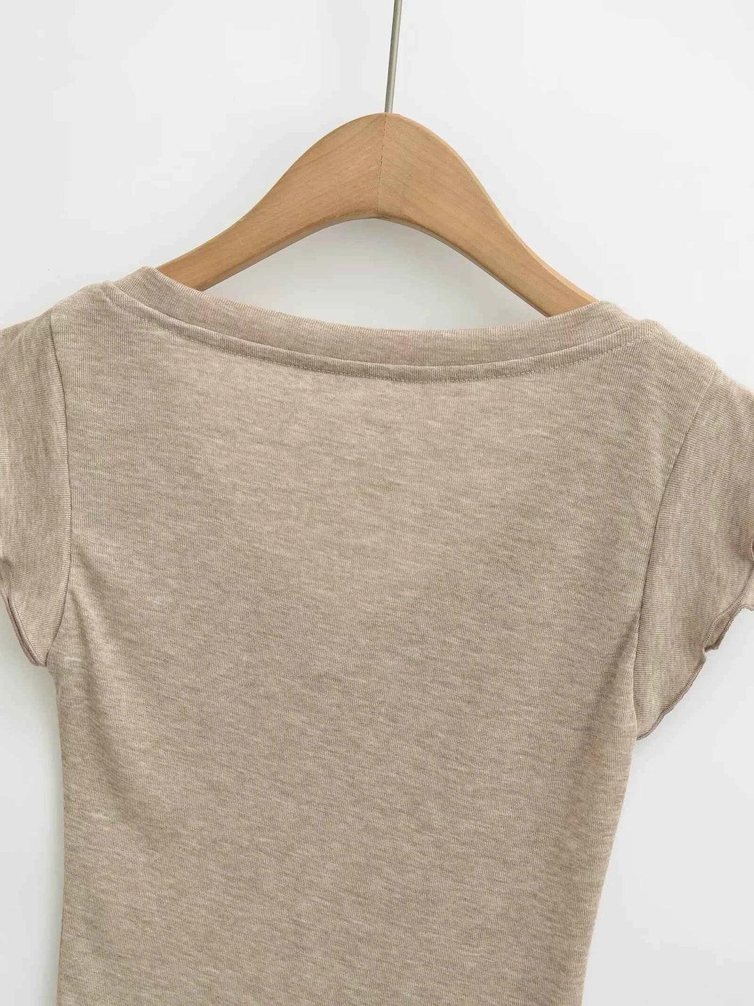 フリルスリーブソフトVネックTシャツ