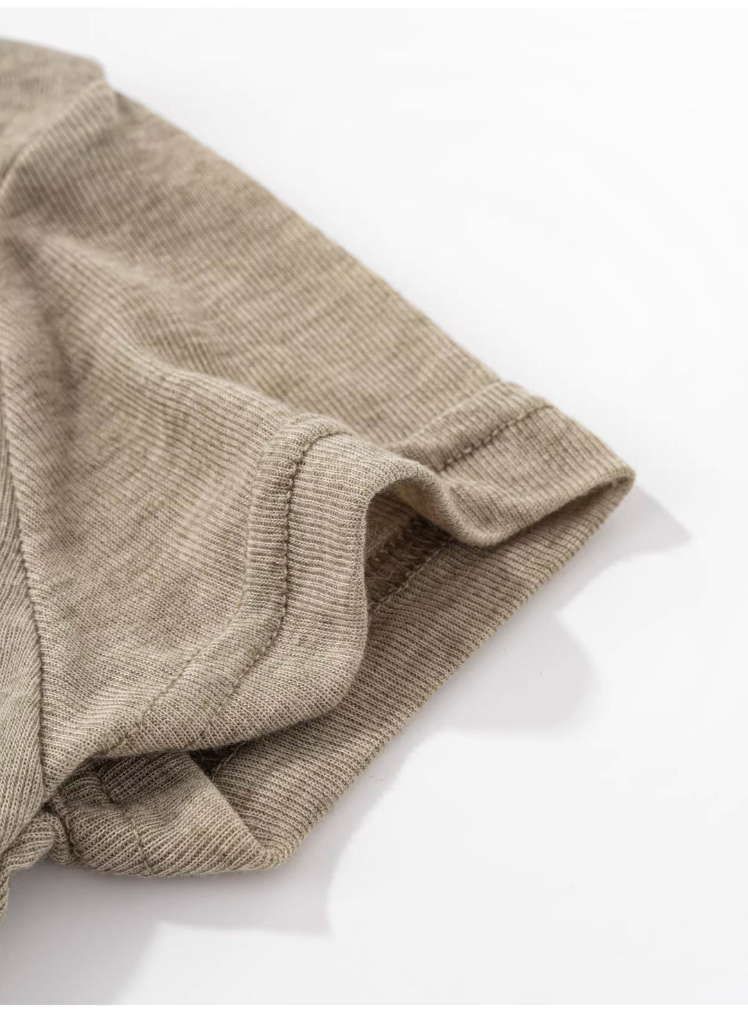 GothicグラフィックUネックTシャツ