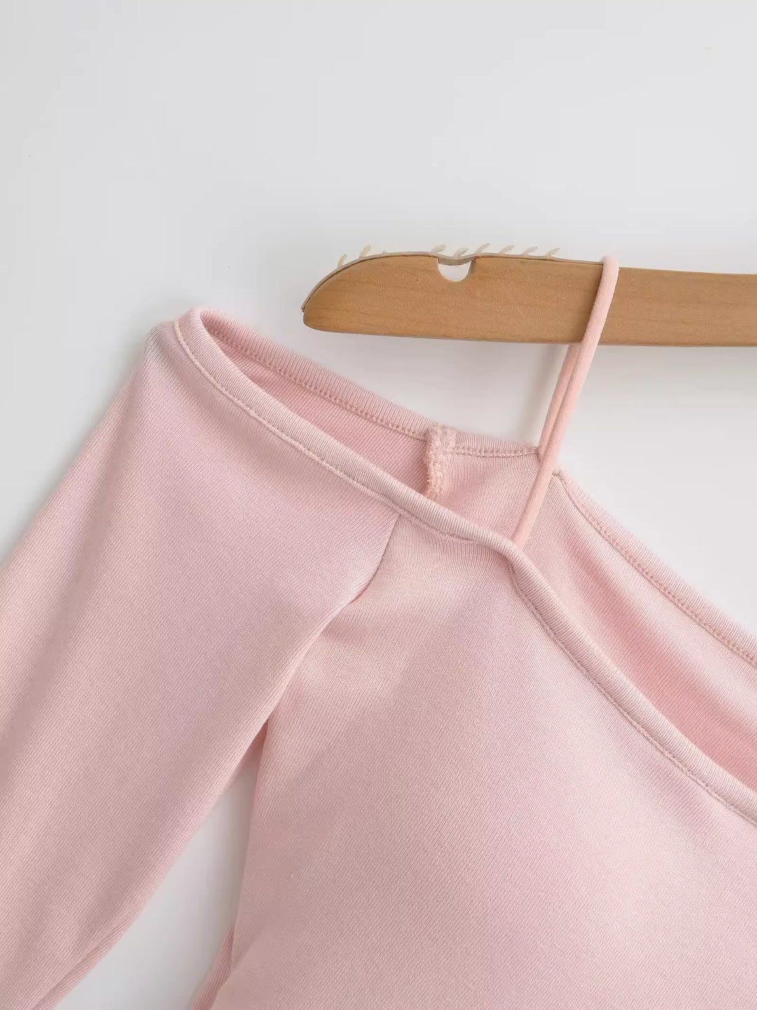 カップ付きオフショルダートップス