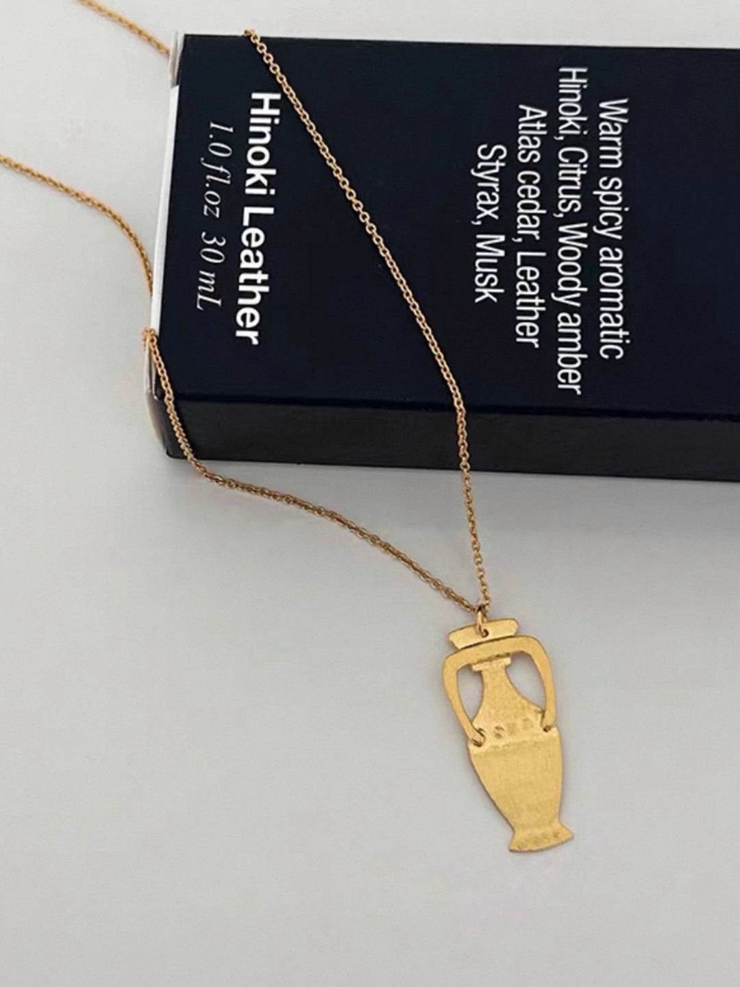 アンフォラモチーフ ゴールドネックレス